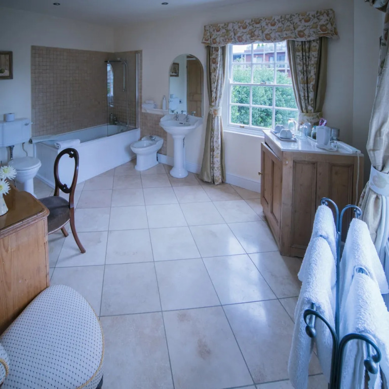 S. Howard Bed & Breakfast