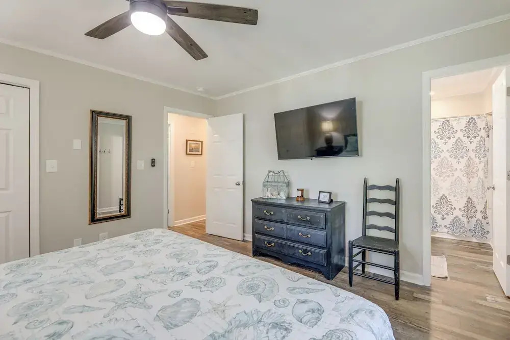 Lovely Emerald Isle Home, Walk to Beach!