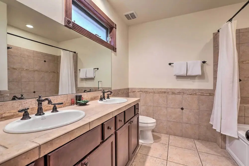 Cozy Central Glenwood Springs Condo w/ 2 Decks!