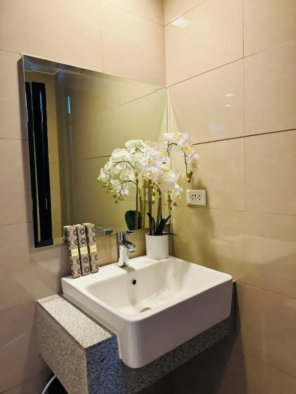 Luxury Staycation beside Okada