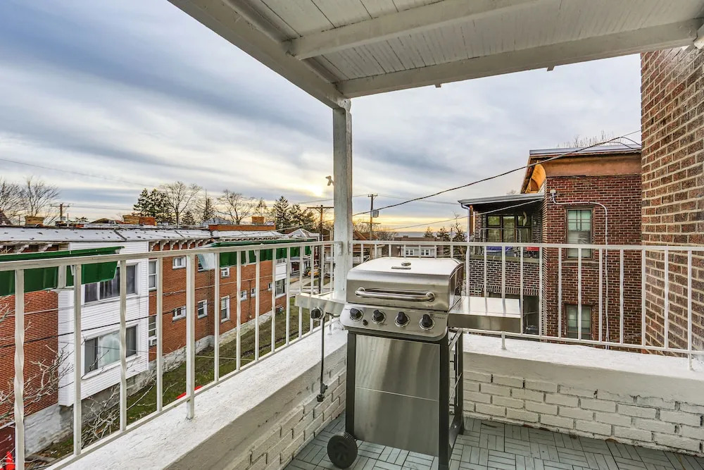 4 Mi to Market Square: Bright Apt w/ Balconies