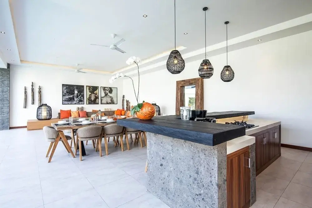 Splendid 6BR Villa, Just 400m to Finns Beach