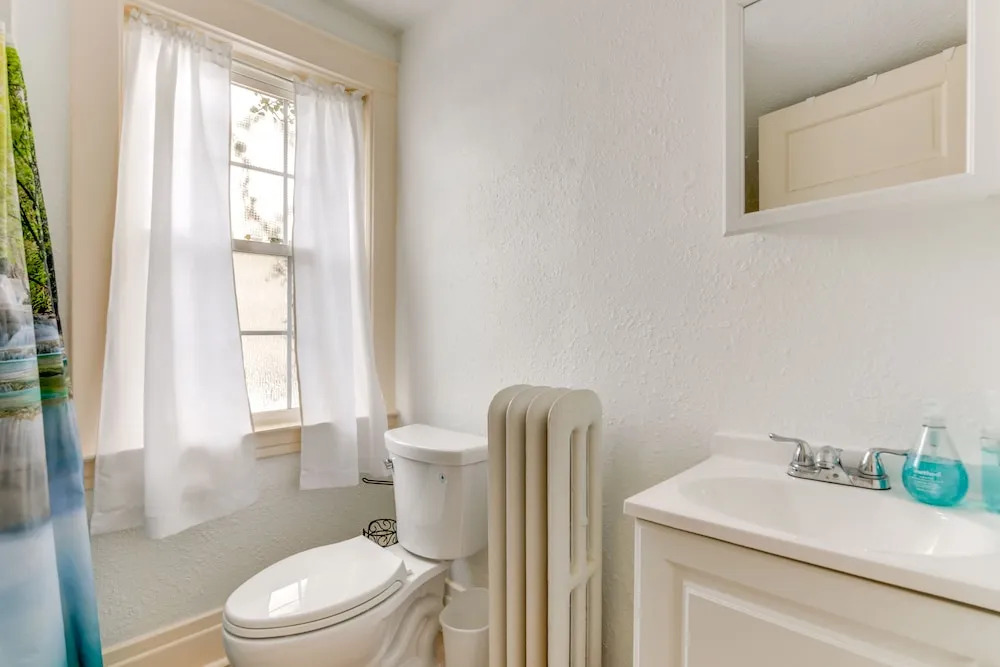 Cozy Niagara Falls Cottage w/ Gas Grill + Patio!