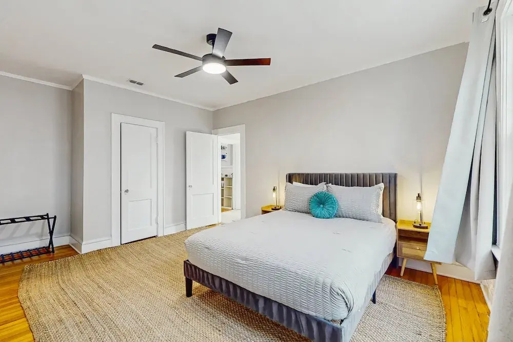Spacious Duplex With Private Balcony, Washer & Dryer, and Wifi