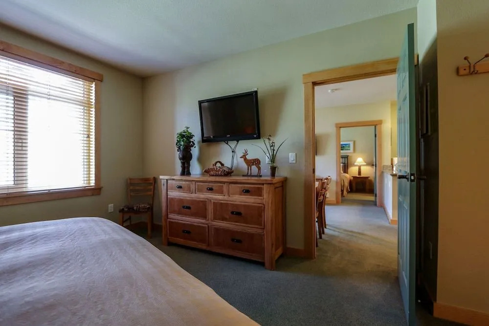 Sunstone 208 Updated Ski-In Ski-Out Condo At Sunstone Lodge with Great Complex Amenities by RedAwning