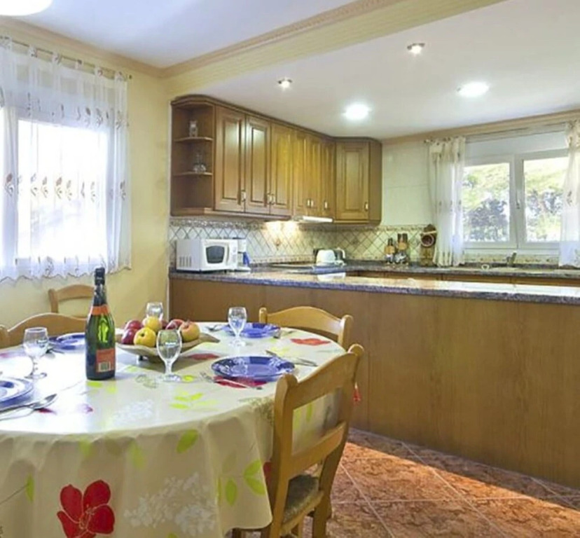 Villa - 8 Bedrooms with Pool and WiFi - 106437