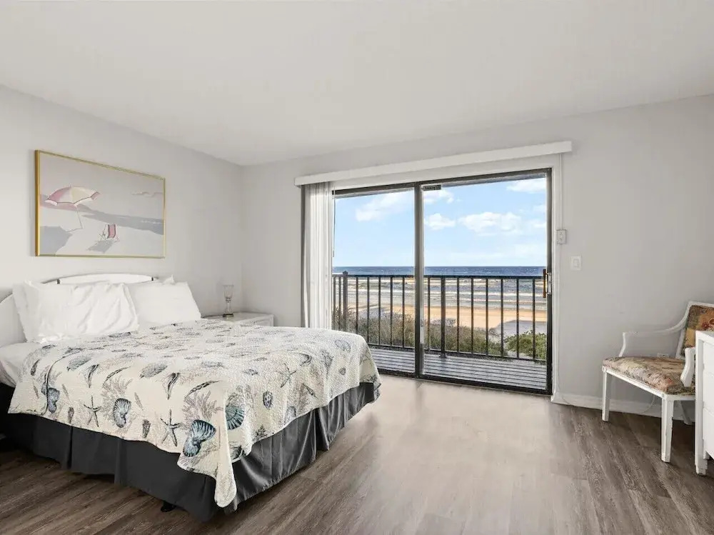 Yellow Sunshine Oceanfront Townhouse, Private Balcony Unit #2