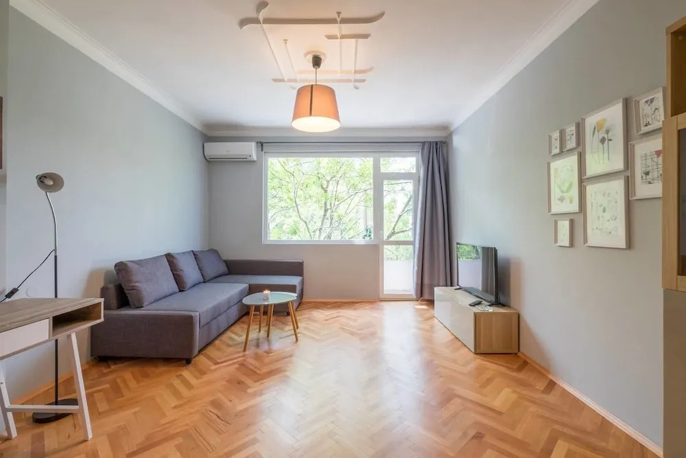 FM Deluxe 1-BDR Apartment - Style Meets Charm