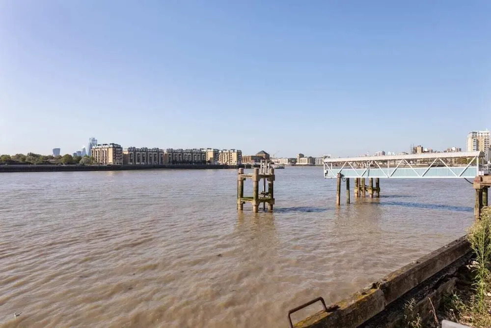 2 Bed W/private Balcony 10 min to Canary Wharf Stn