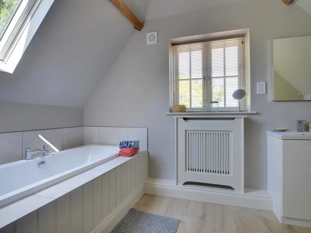 Vintage Holiday Home in Leigh With Swimming Pool