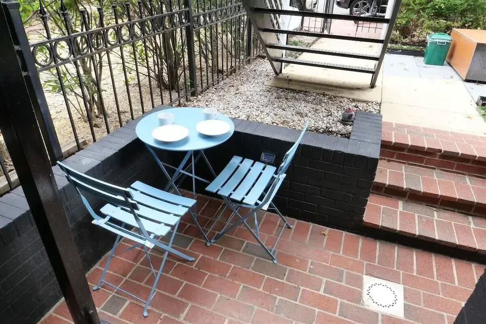 Pop Art Chic! Stunning Shaw - U Street Apartment