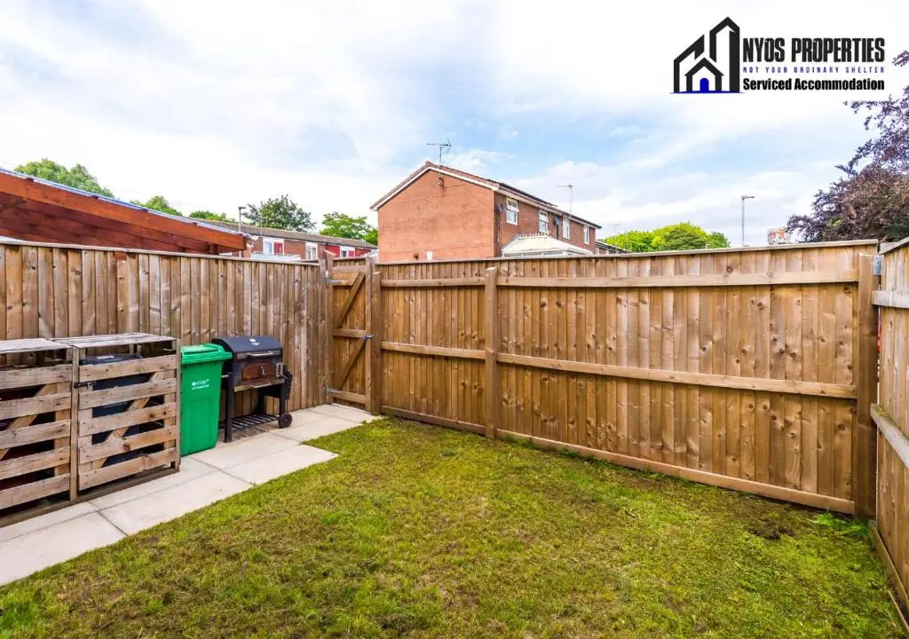 30  Off Monthly Stay/ 4 Bed House/ Free Parking