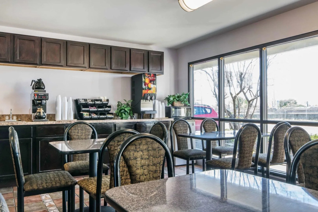 Studio 6 Suites Louisville KY Airport/Expo Center
