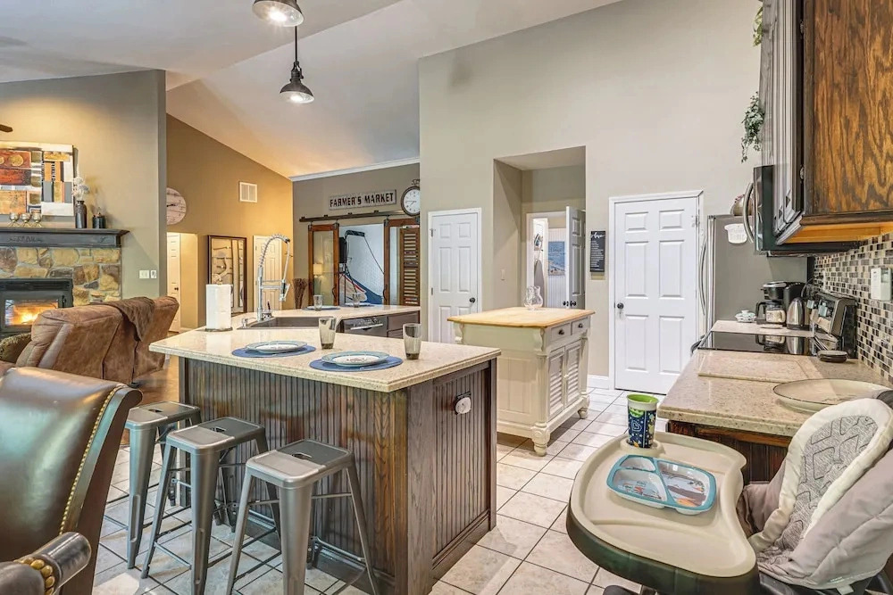 Hot Tub, Game Room! Ozarks Family Retreat By Lake