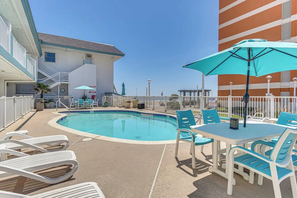 Colorful Virginia Beach Studio - Steps to Beach!