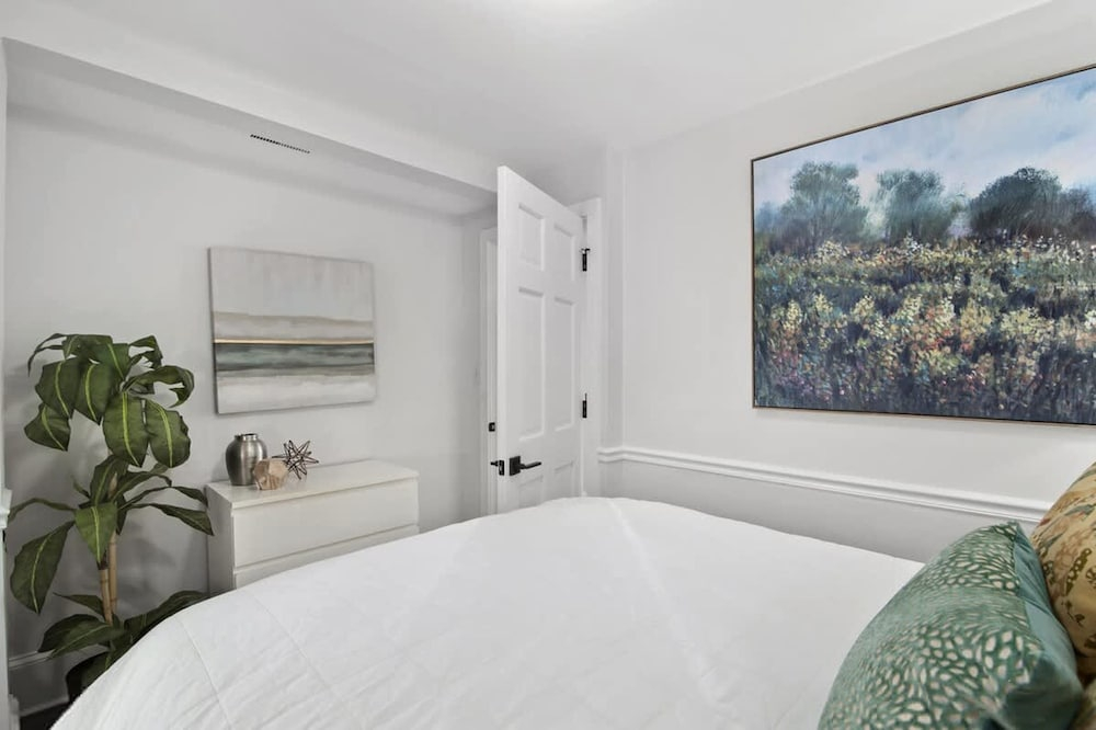 Modern 1BR w Workspace Walk to Shops Parks