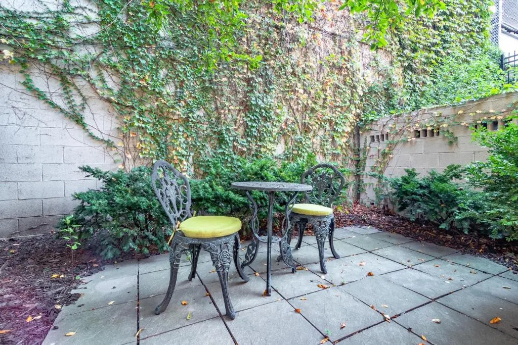 Luxurious Gold Coast 4BR 4-Story Villa with Parking Sleeps 12 Guests