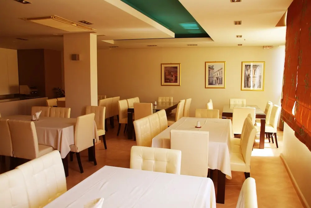 Saronis Hotel