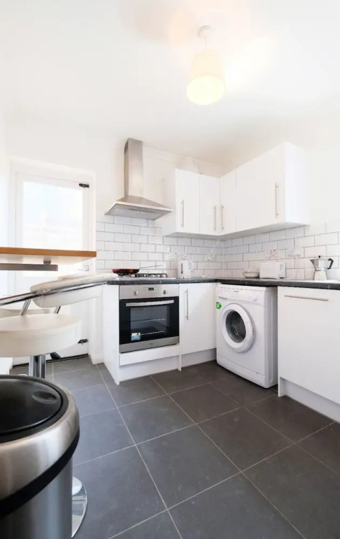 Beautiful, Bright and Spacious Flat for 4