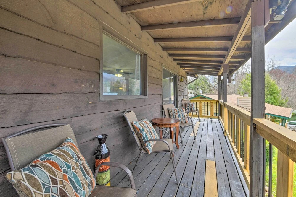 Cozy Maggie Valley Cabin, 1 Mi to Tube World!