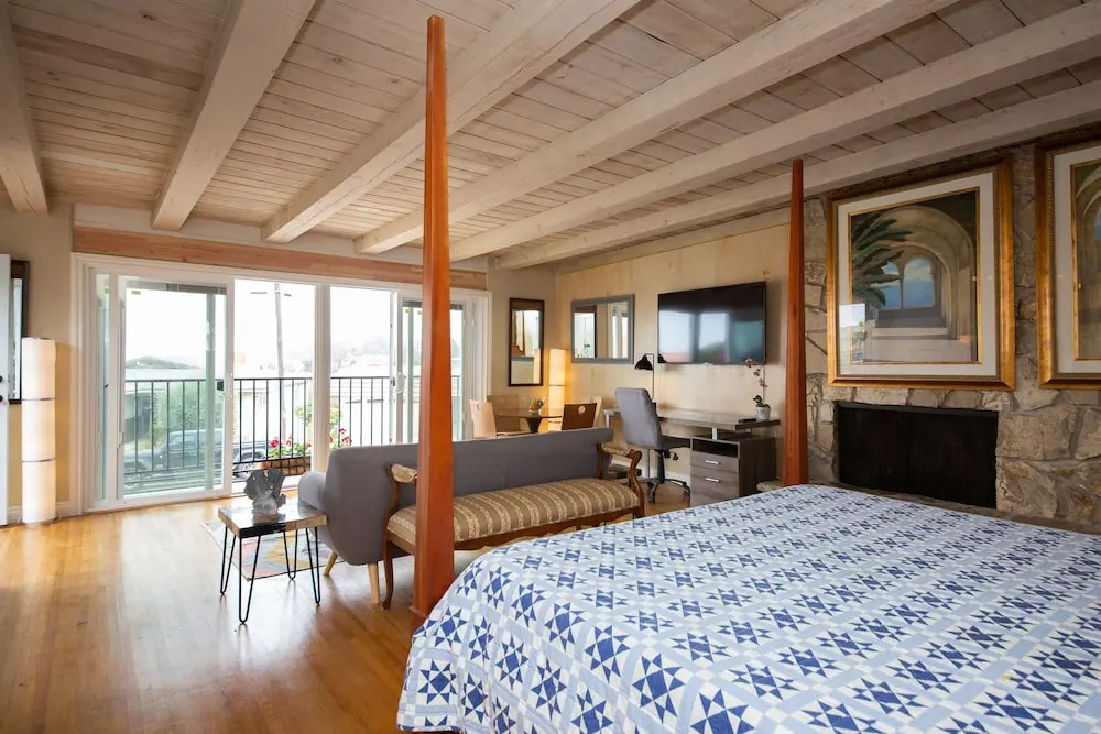 Overlooking Marina del Rey sailboats, is Green Ginger Playa Del Rey on the bluff