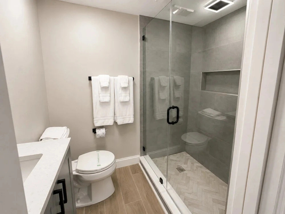 Modern 2BR Suite at Enclave 5min Universal