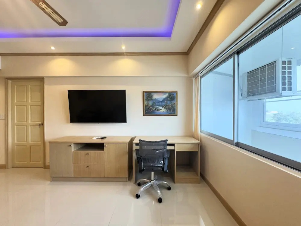 Stylish 1-bedroom Corner Condo Near Thepprasit Night Market -keha Condominium