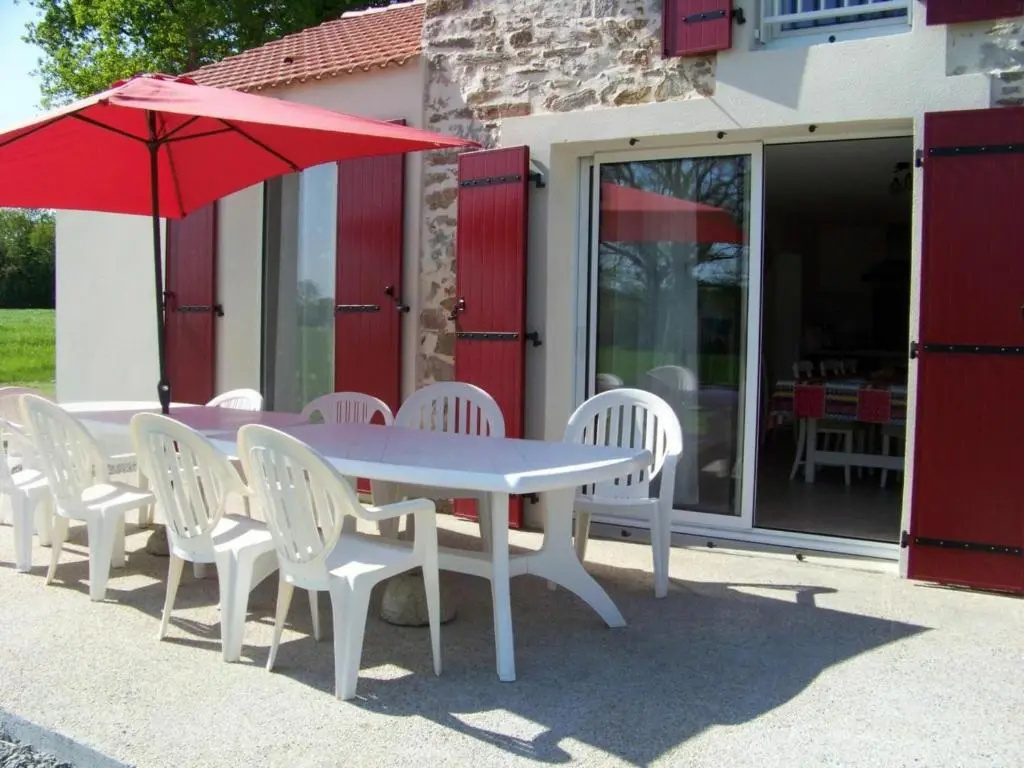 Maison rénovée en pleine campagne avec terrain, terrasse et équipements familiaux - FR-1-426-157