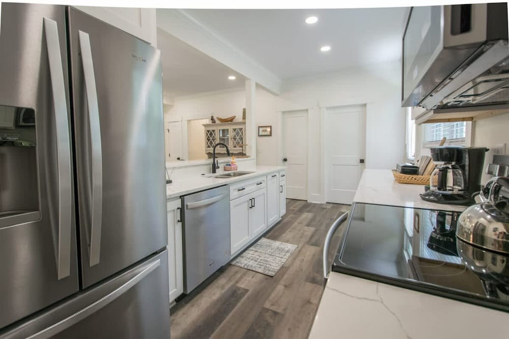 Charming 3BR w Balconies Walk to Flat Rock Playhouse