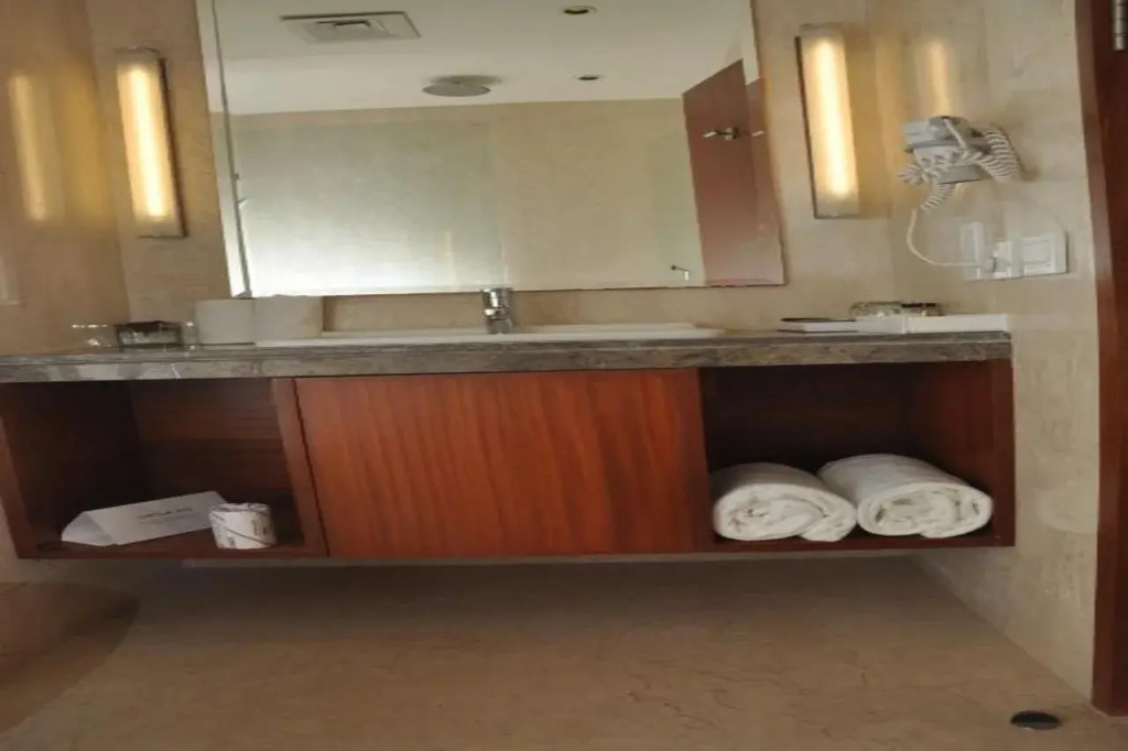Hotel The Hans - Connaught Place, New Delhi