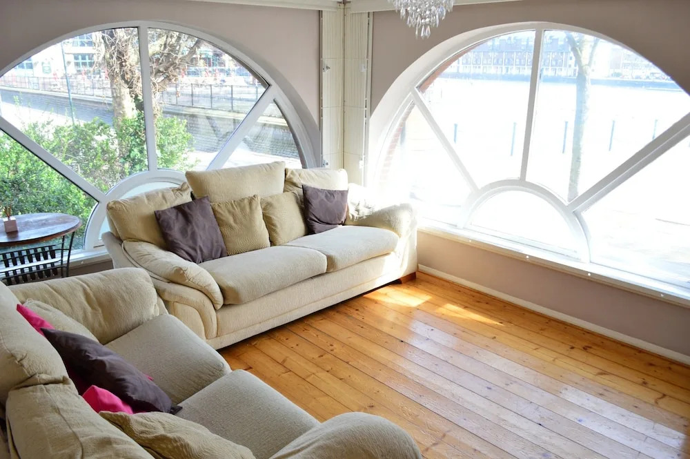 1 Bedroom Flat Facing the Docks