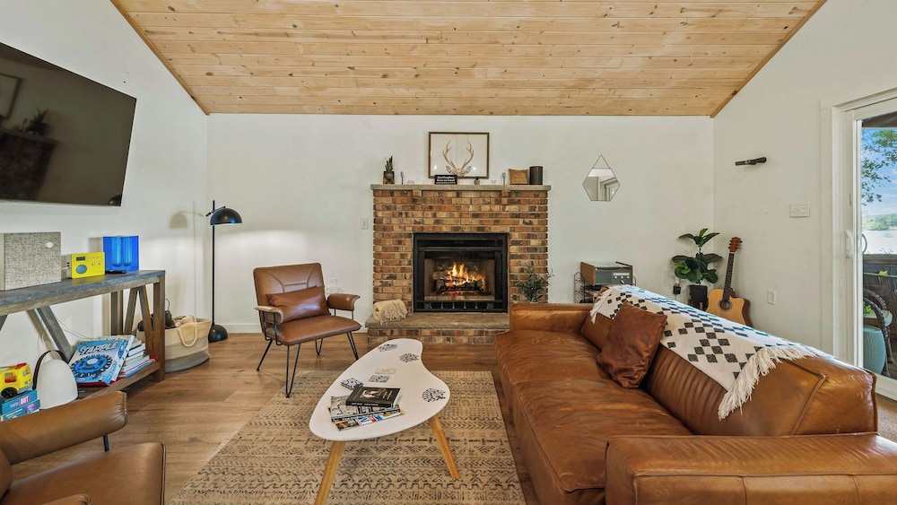 Lake Daze by Avantstay Lakefront w/ Modern Interior, Enclosed Porch & Hot Tub