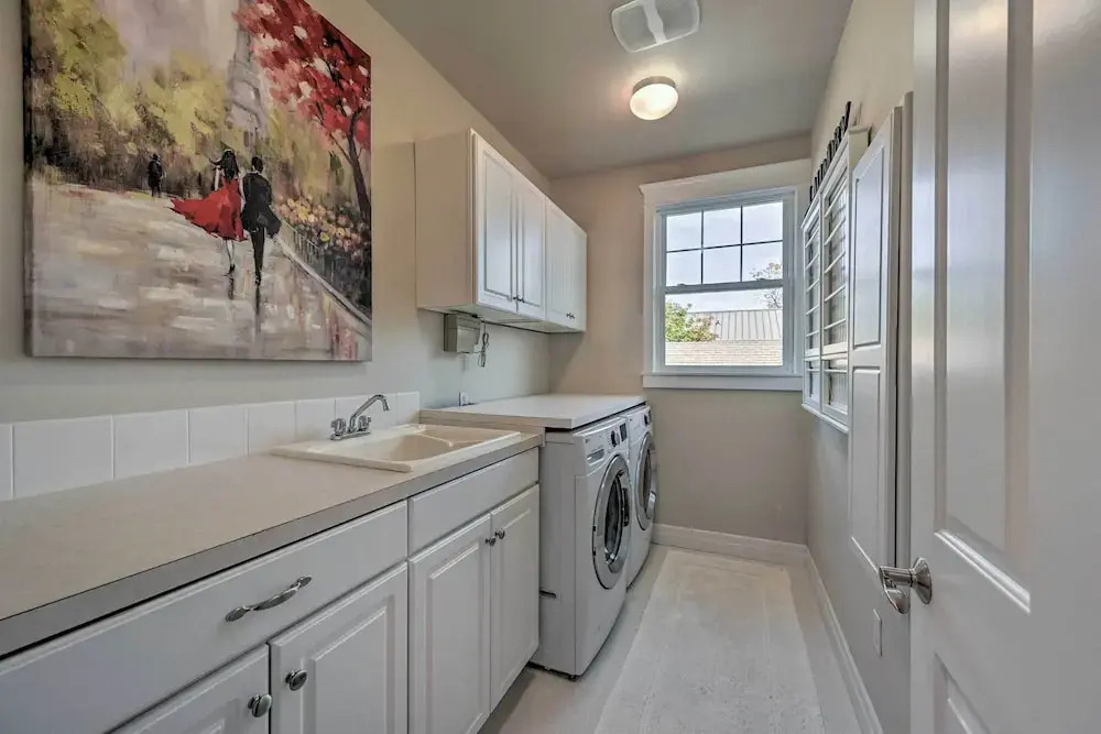 Sunny Seattle Home w/ Deck ~ 6 Mi to Downtown