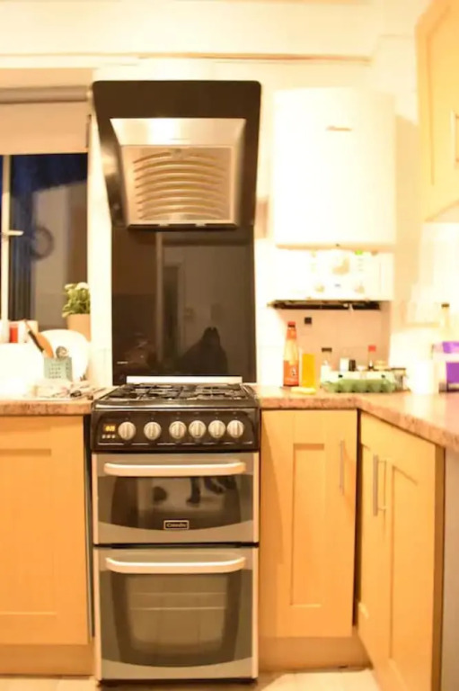 4 Bedroom Apartment in Kilburn With Private Balcony