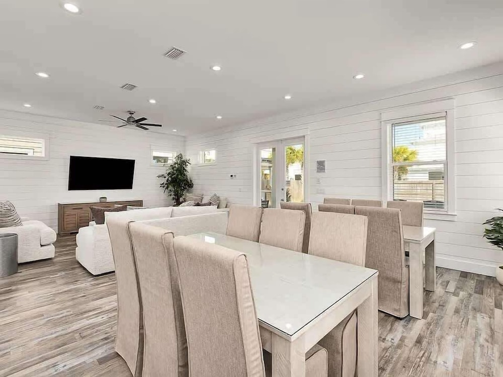 Costal Style 3-story W 7BR and Near the Beach
