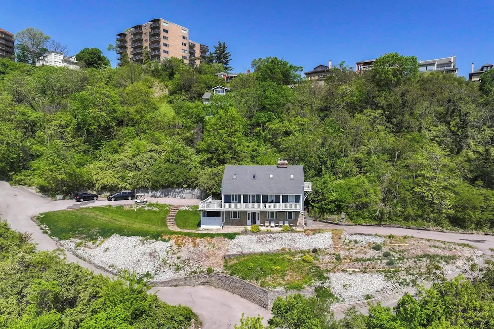 Wooded Apt w/ River Views, 3 Mi to Dtwn Cincinnati