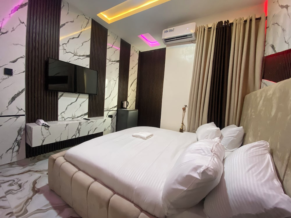 Tiano Hotel & Suites