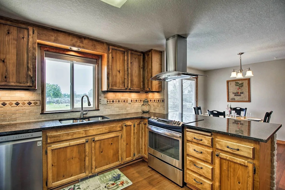 Updated Farmhouse w/ Deck on Central Oregon Canal!