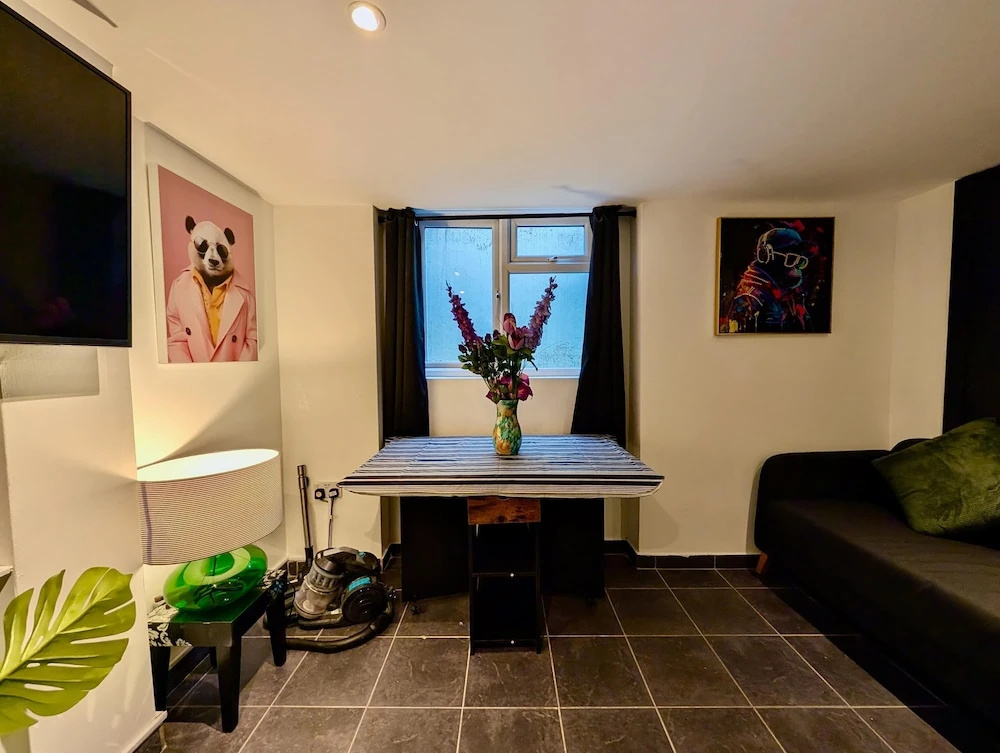 Charming House With Balcony Near Brighton Beach