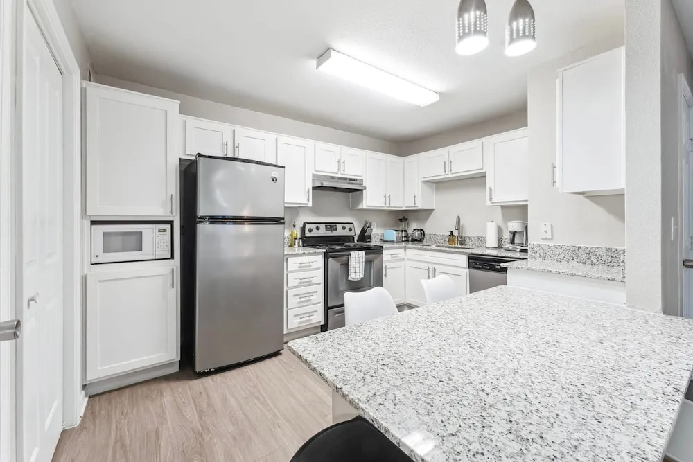 Spacious 2BR King Suites w Pool, Gym, Laundry - Close to Downtown