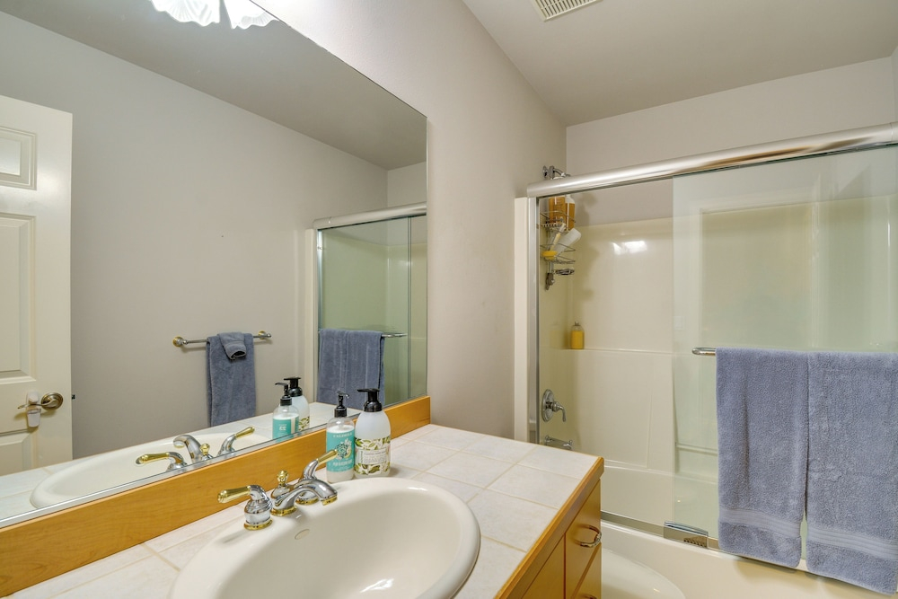 Premier Gig Harbor Home! Views, Spa & Billiards