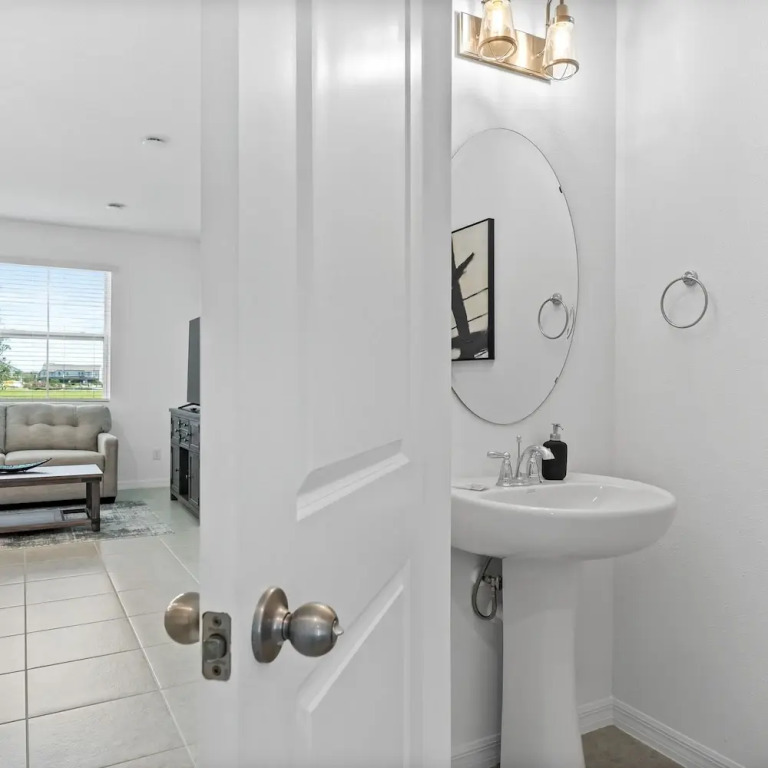3 BR, 2.5 BA Villa Sleeps 8 EVE102