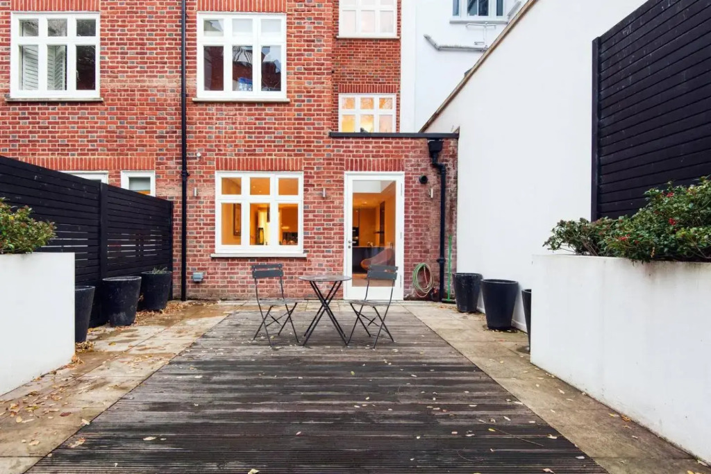 Homely and Chic 2 Bed Apartment with Garden Patio