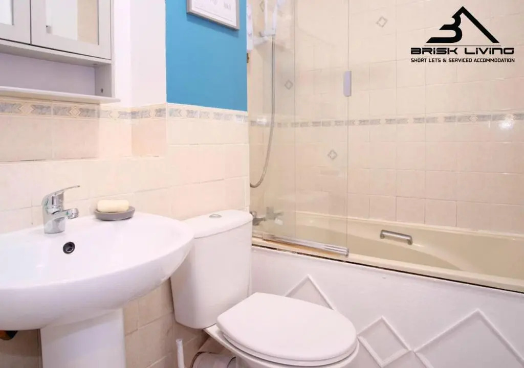 Modern & Bright One BR Flat For Couples & Professionals with Free Parking By Brisk Livings Dagenham
