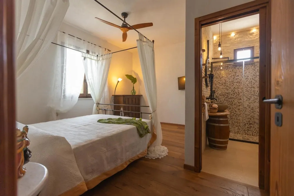 VILLA I MORI 4, Emma Villas