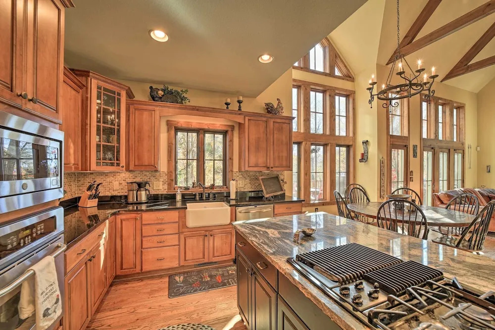 Luxe Lodge Near Smoky Mountains: Views & Hot Tub!