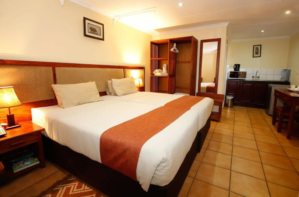 Mokoro Lodge