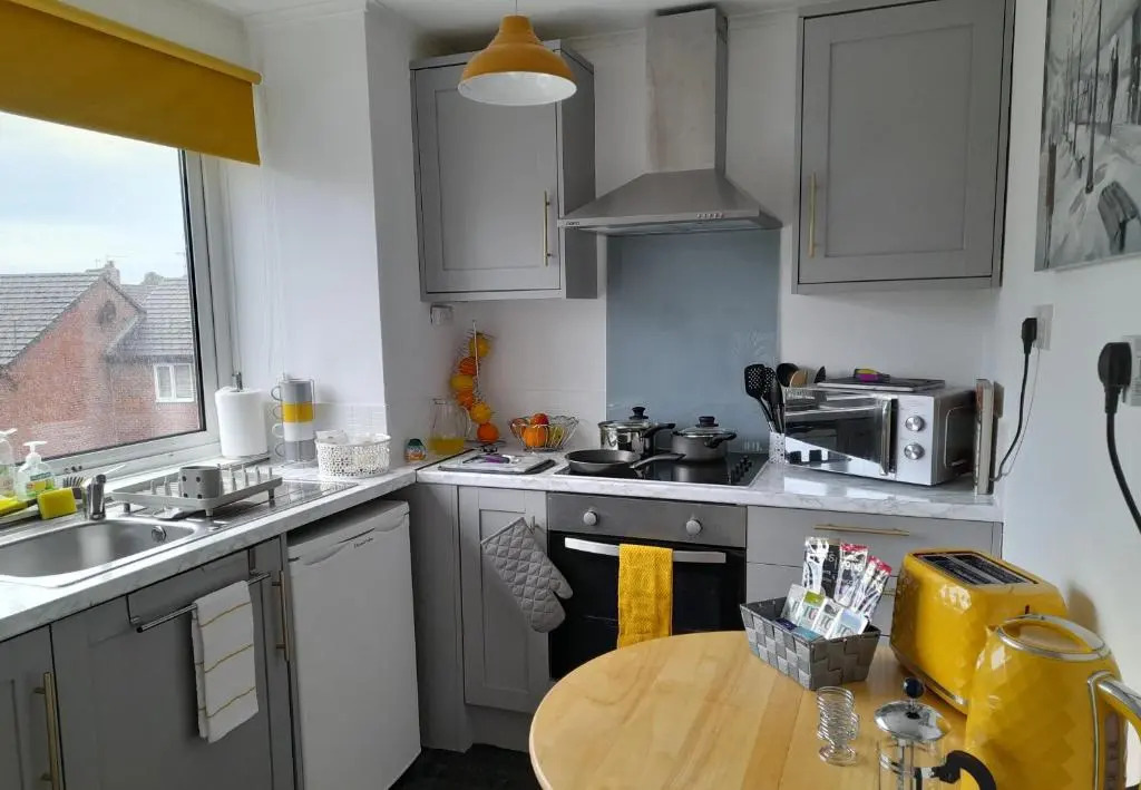 Whole Apartment With Balcony, Breakfast & Parking
