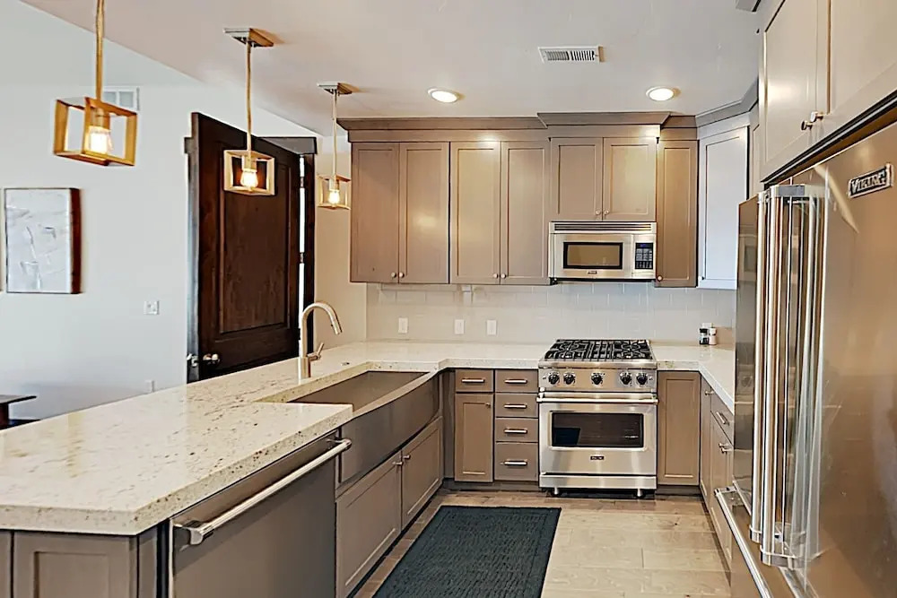 New Listing! Blackstone All-suite W/ Pool & Gym 2 Bedroom Condo
