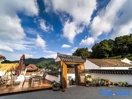 Jiuhuashan Jiushe Zizai Courtyard Homestay (On the Jiuhua Mountain Roushen Baodian)
